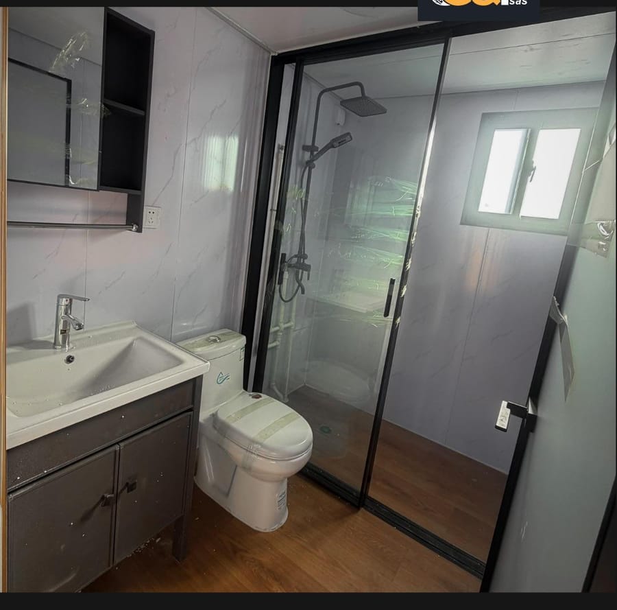 Baño completo del módulo, con box de ducha y vanitory