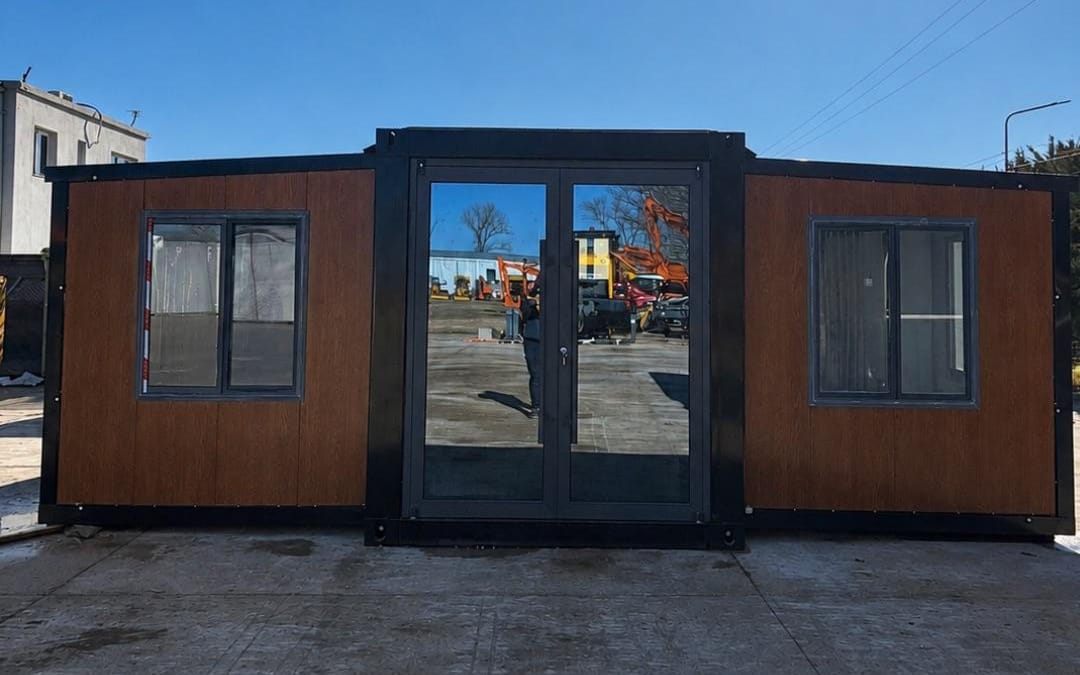 Módulo habitacional de 37 m² instalado, frente con ventanas y puerta doble vidriada