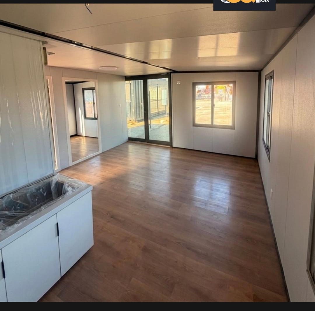 Interior del módulo terminado, con piso de madera y mesada